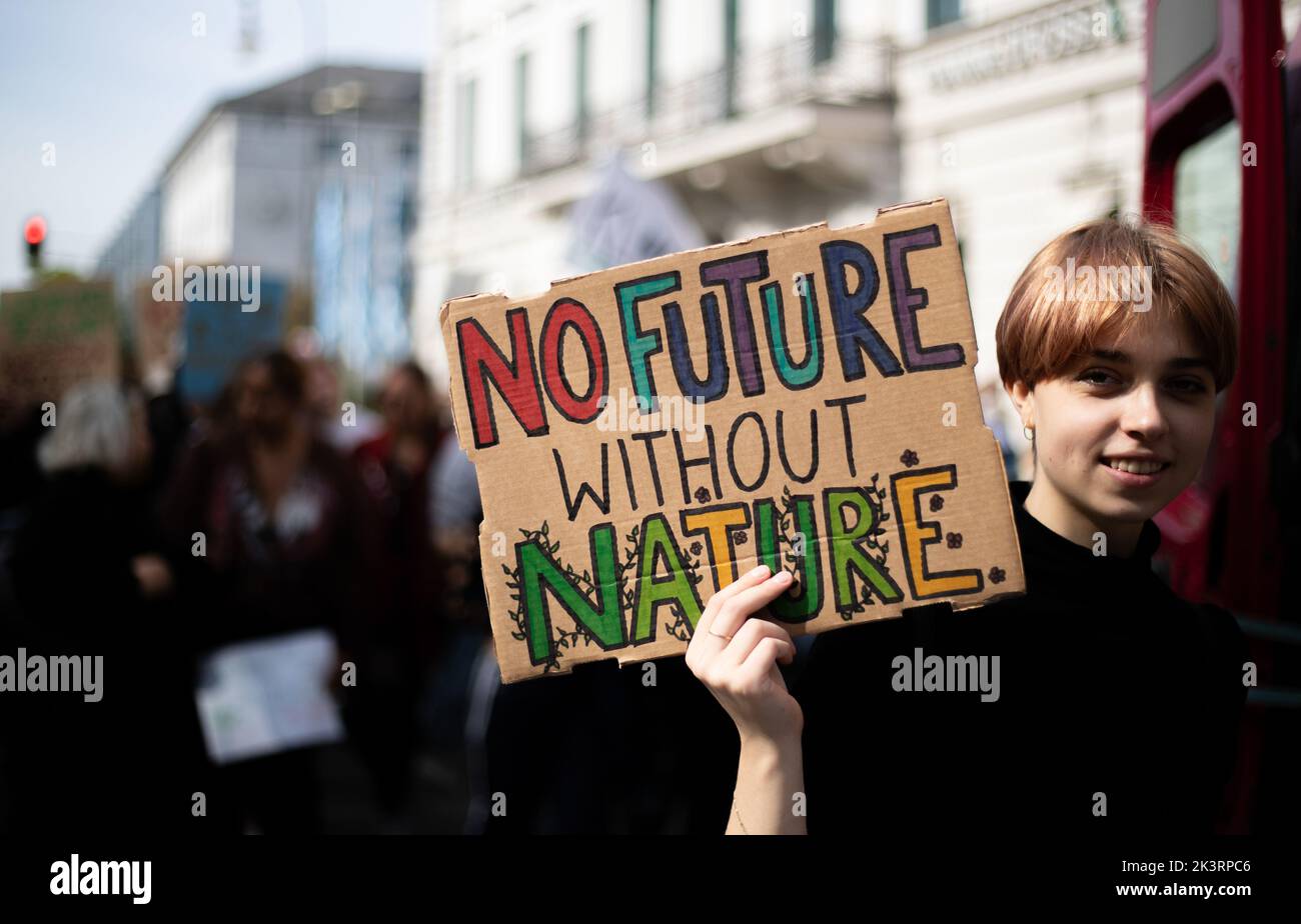 Teilnehmer*in mit Schild 'keine Zukunft ohne Natur'. Am 23.9.2022 versammelten sich in München bis zu 10,000 Menschen, um gemeinsam mit Fridays for Future auf dem Globalen Klimastreik für Klimagerechtigkeit, den Ausbau der dezentralen erneuerbaren Energien, kostengünstigen ÖPNV und für ein 100 MRD. Euro Sondervermögen für gerechte Klimaschutzmaßnahmen und Krisenprävention zu demonstrieren. Das motto des Großstreiks wieder guerra persone non profit. -- Partecipante con segno 'Nessun futuro senza natura'. Il 23 settembre 2022, fino a 10.000 persone si sono riunite a Monaco, in Germania, per protestare insieme Foto Stock