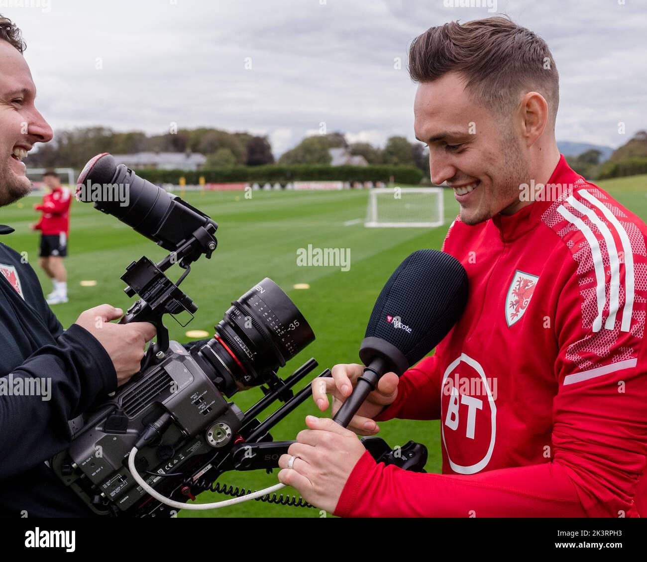 PONTYCLUN, GALLES - 19 SETTEMBRE 2022: Connor Roberts del Galles e il videografo televisivo FAW Nathan Williamsdurante una sessione di formazione presso il resort vale in anticipo Foto Stock