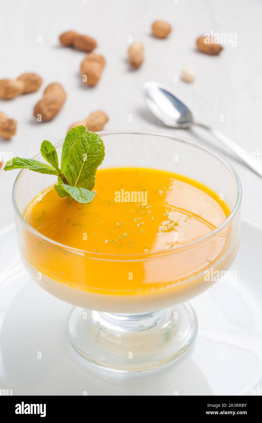 Gustoso dessert di Pana cotta con mango e arachidi Foto Stock