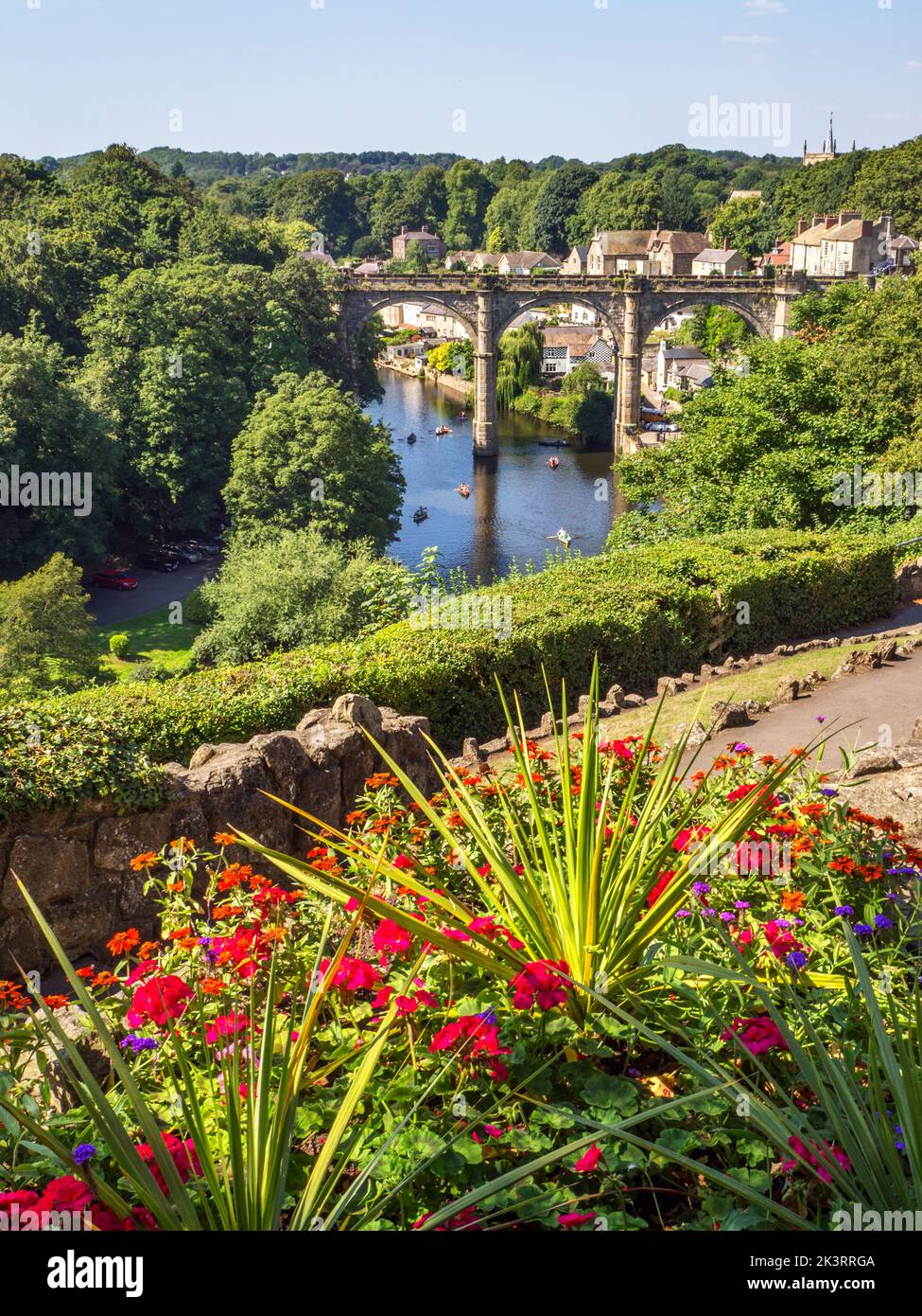 Vista del viadotto ferroviario sul fiume Nidd dai giardini del castello di Knaresborough North Yorkshire England Foto Stock