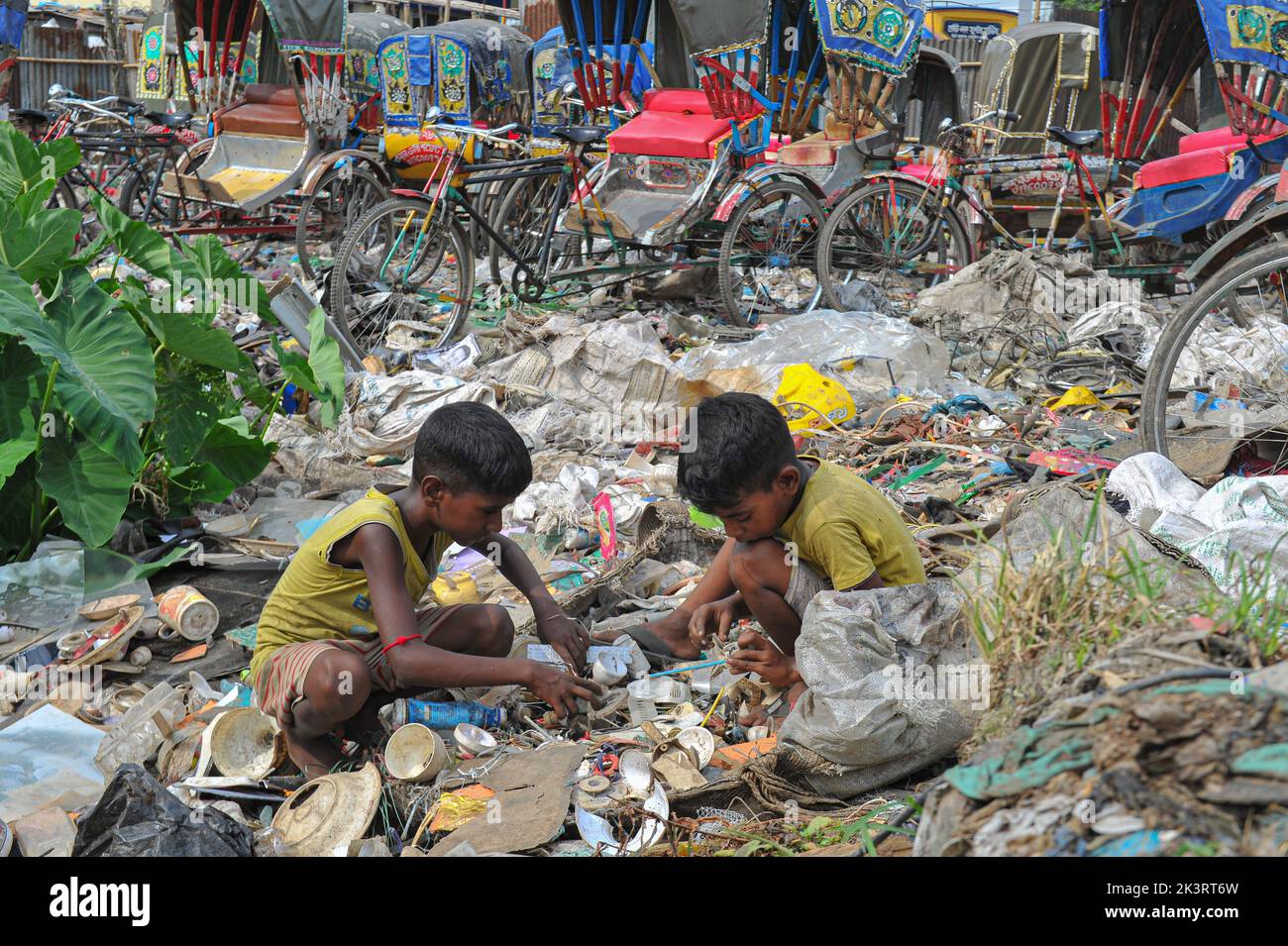 Sylhet, Bangladesh. 27th Set, 2022. I raccoglitori raccolgono i rifiuti che possono essere riutilizzati nella discarica comunale, questi collettori mettono la loro salute a rischio non usando le precauzioni adeguate per raccogliere la spazzatura. Il 27 settembre 2022 a Sylhet, Bangladesh. (Credit Image: © MD Rafayat Haque Khan Eyepix G/eyepix via ZUMA Press Wire) Foto Stock