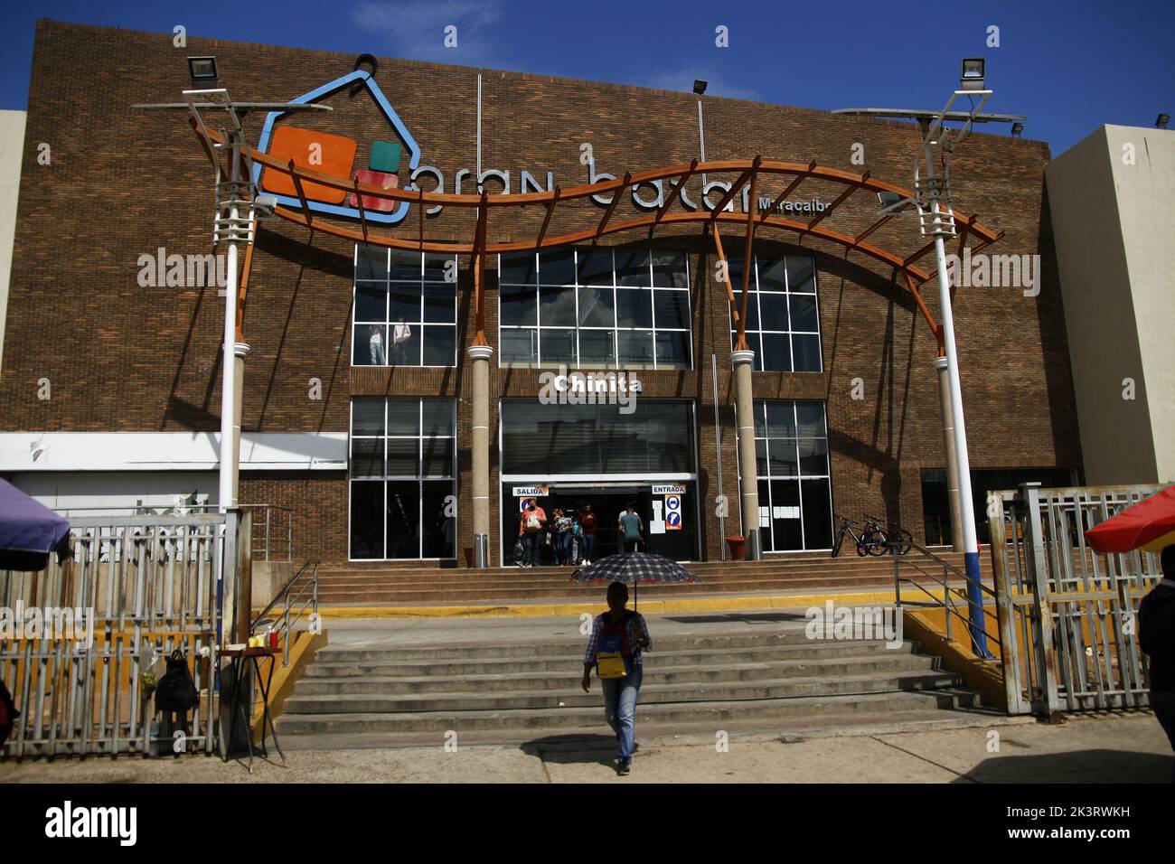 Primo centro commerciale costruito con un sistema di generazione di energia solare, nella città di Maracaibo, Venezuela, oggi, Martedì, Settembre 27, 2022. La dura situazione che i venezuelani stanno vivendo nello stato nordoccidentale della Zulia, a causa della crisi elettrica di “4 a 8 ore al giorno senza elettricità nella regione. Più duramente colpita dal razionamento dell'elettricità e dai continui blackout, ha costretto gli abitanti a generare alternative in termini di "energia alternativa verde e pulita” come soluzione alla crisi. Un metro quadrato della superficie di Maracaibo genera tra 1.500 e 2.000 watt per s Foto Stock