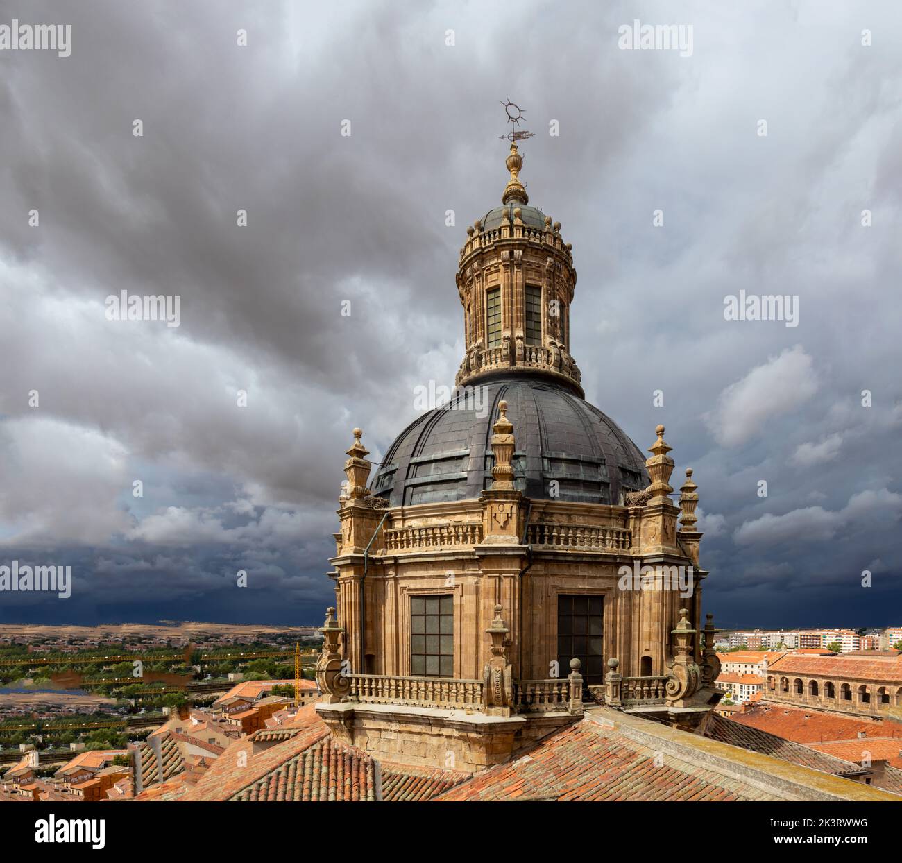 Cúpula de la iglesia de la Clerecía de Salamanca desde lo alto de una de sus torres. Cielo espectacular. Foto Stock