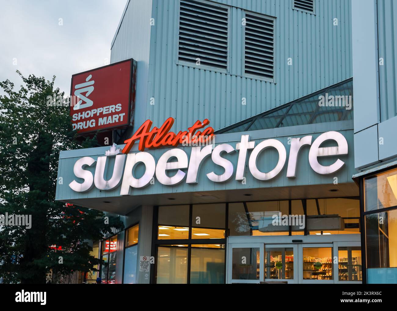 Loblaws Atlantic Superstore di fronte. Catena canadese di vendita al dettaglio di supermercati un punto vendita per la droghie, l'elettronica. HALIFAX, NOVA SCOTIA, CANADA - SET 22 Foto Stock