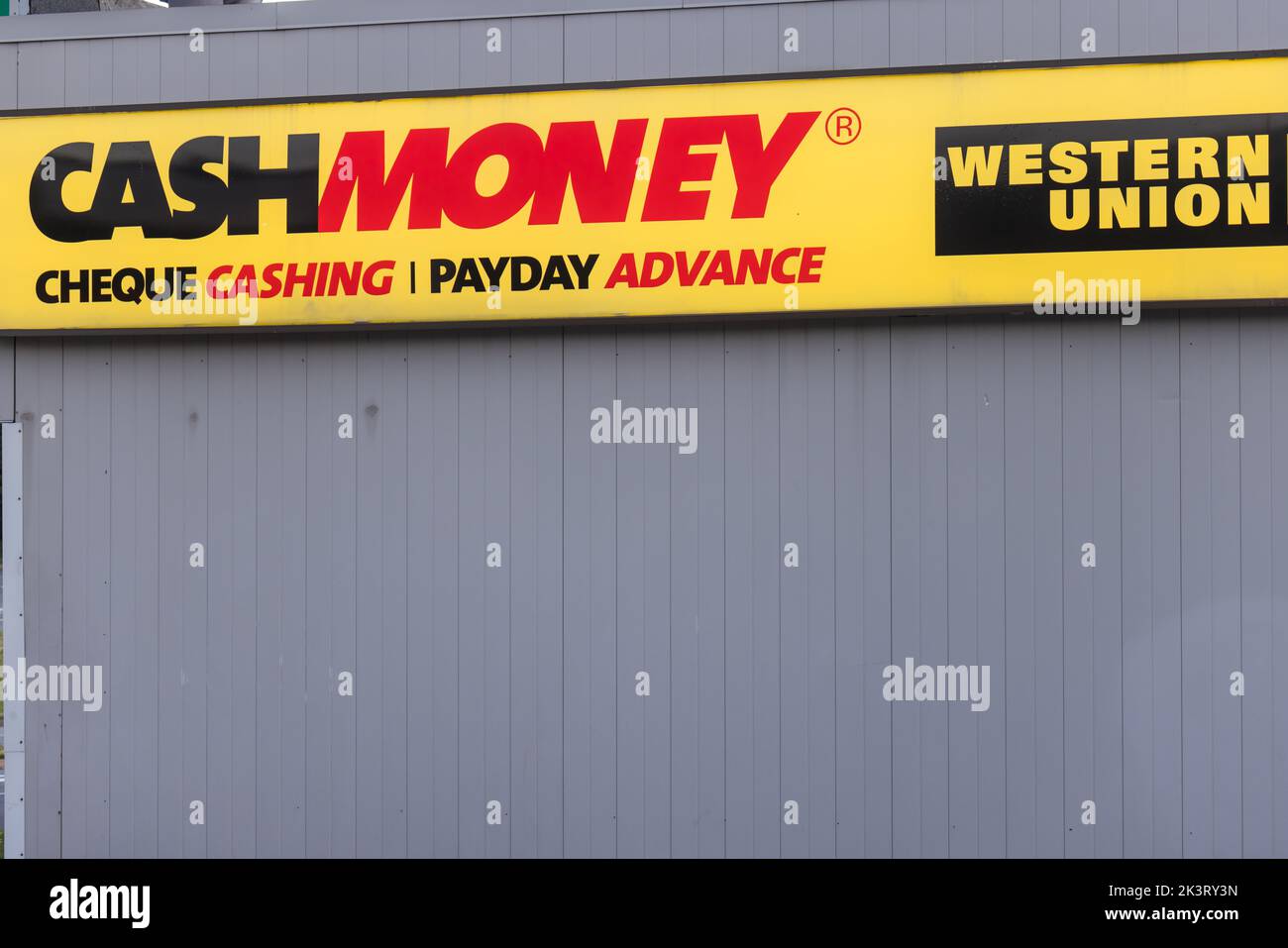 Denaro contante Western Union Money Transfer Pawn Shop Store davanti. Offre online Payday Loans, prestiti rateali. HALIFAX, NOVA SCOZIA - SET 2022 Foto Stock
