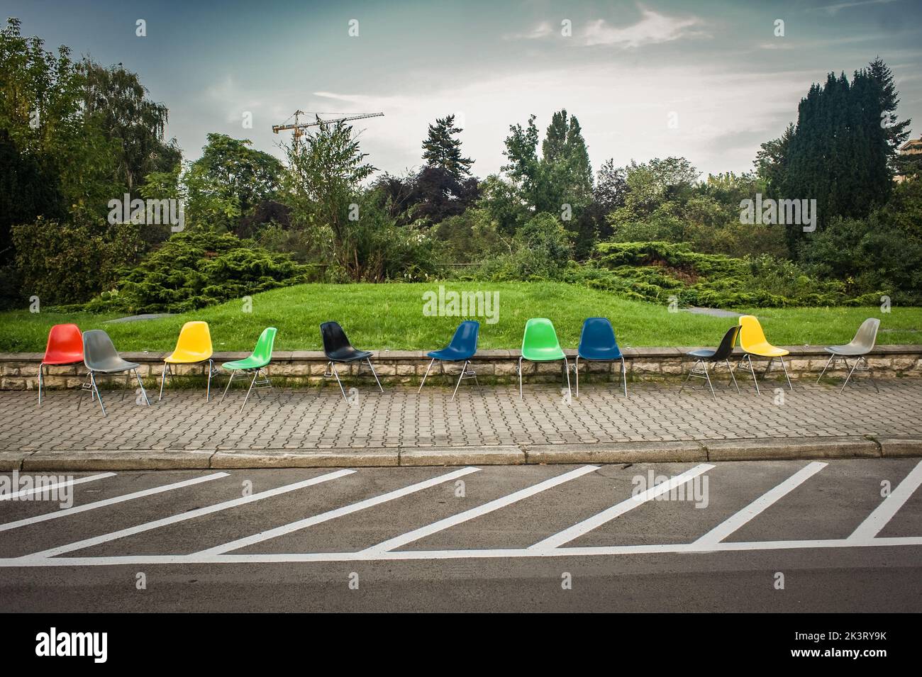 Sedie di diversi colori sul marciapiede della strada. Foto Stock