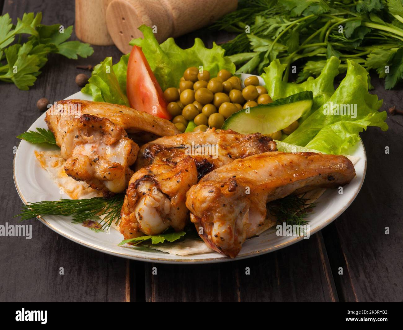 ali di pollo alla griglia decorate con verdure Foto Stock