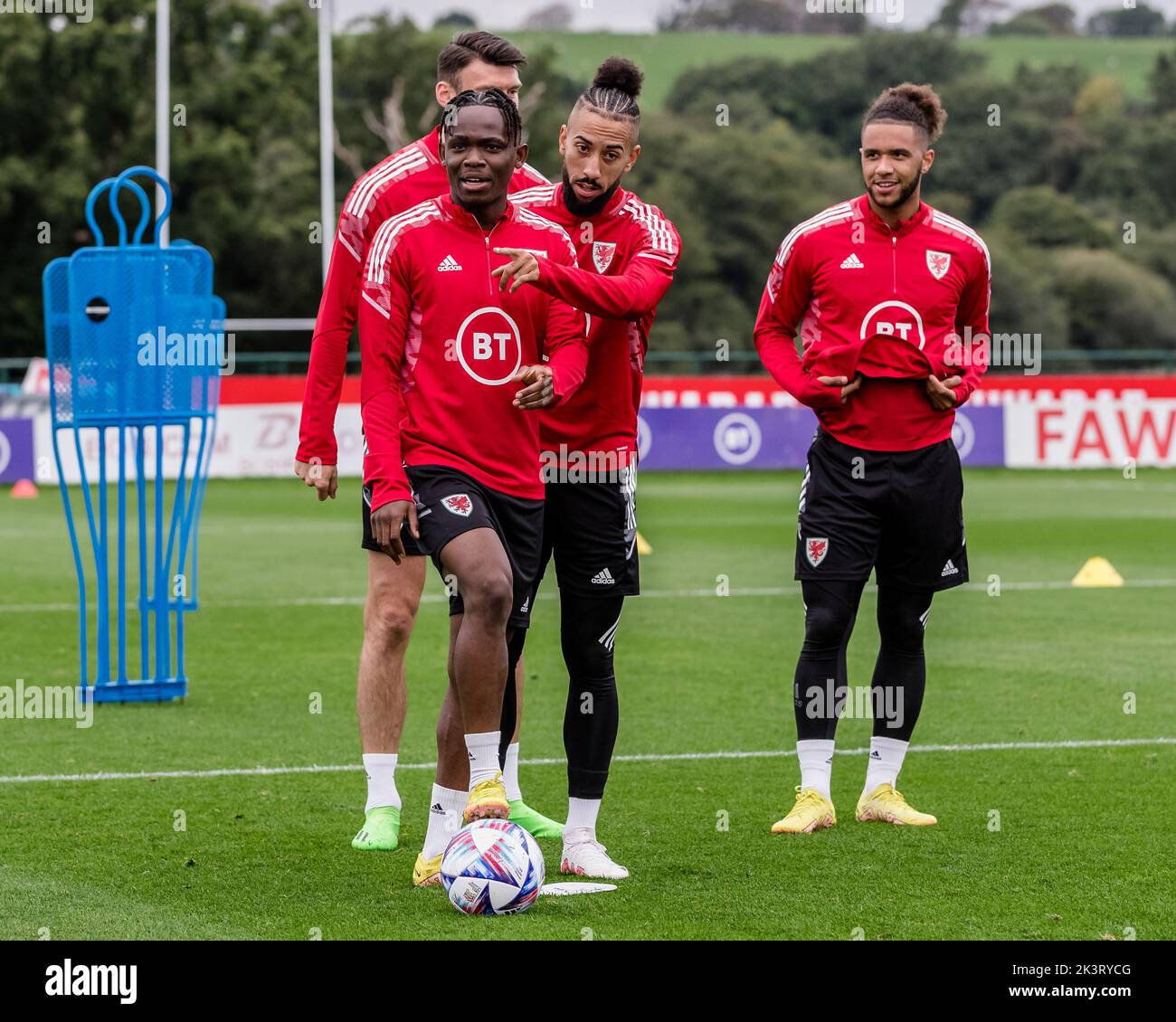 PONTYCLUN, GALLES - 19 SETTEMBRE 2022: Il Rabbino Matondo del Galles, il Sorba Thomas del Galles e il Tyler Roberts del Galles durante una sessione di allenamento presso il resort vale Foto Stock