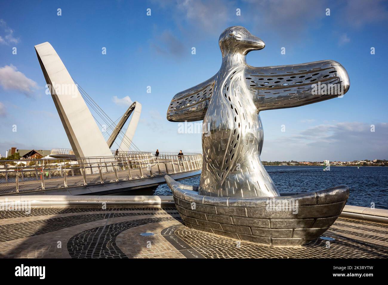 PERTH, Western AUSTRALIA - 16 LUGLIO 2018: Scultura First Contact realizzata in alluminio da Laurel Nannup a Elizabeth Quay, Perth, Western Australia Foto Stock
