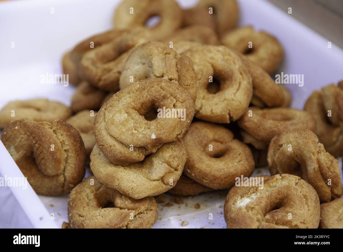 Ciambelle fritte artigianali in prodotti alimentari di mercato, alimentazione Foto Stock