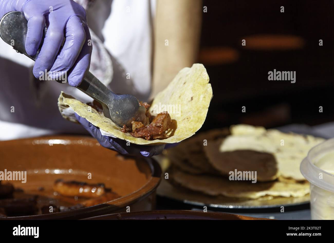 Snak di salsiccia e carne in ristorante, fast food produzione Foto Stock