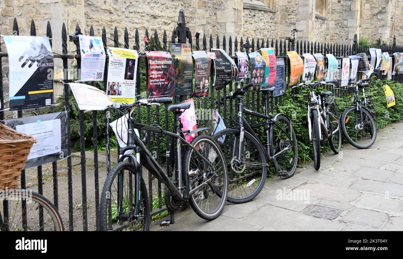 Biciclette e poster di ringhiere, Cambridge, Foto Stock