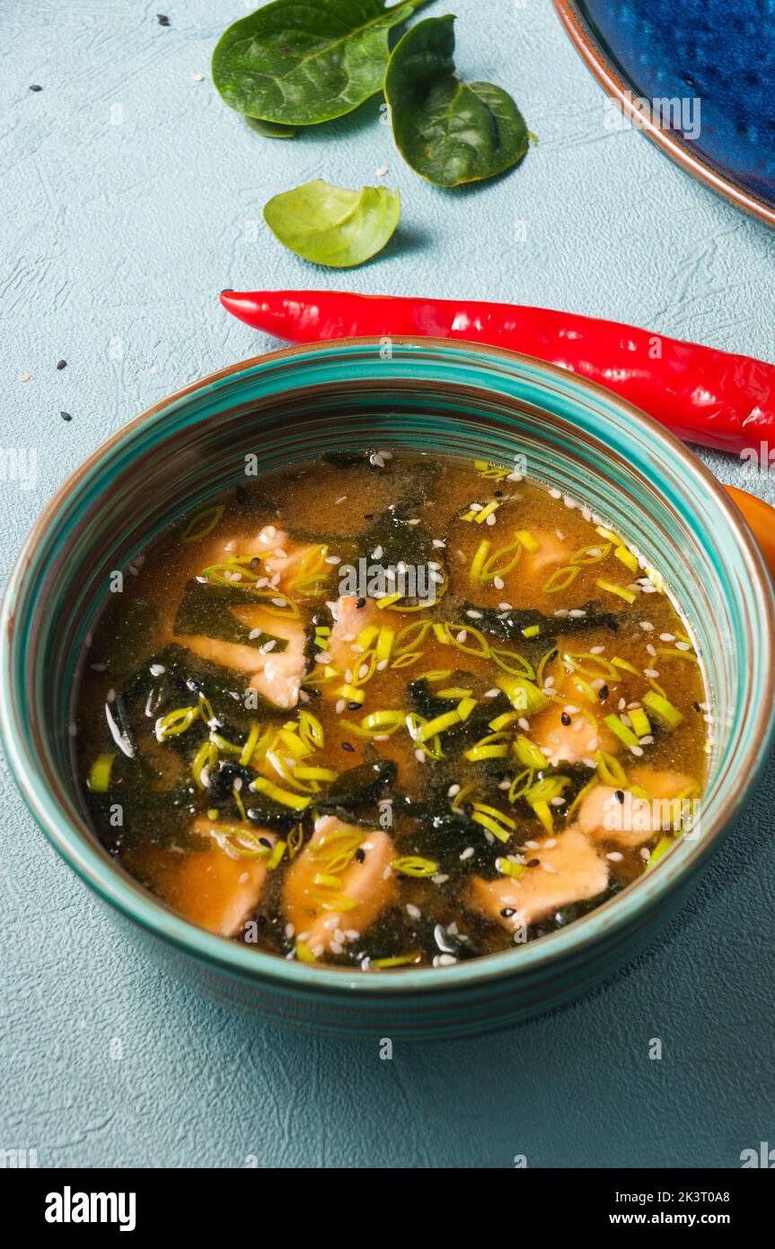 Gustosa zuppa asiatica con salmone e nori di alghe Foto Stock