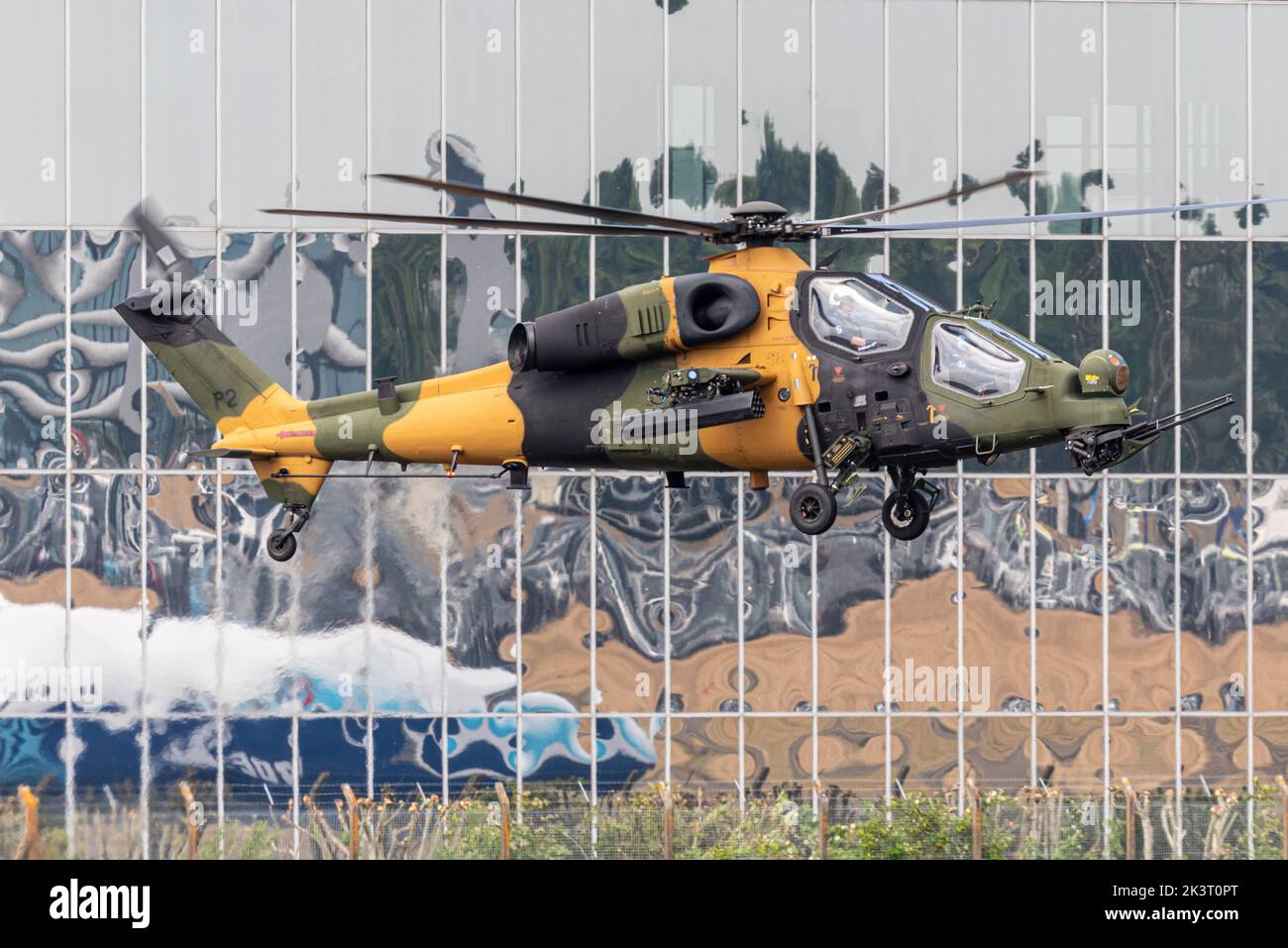 Turkish Aerospace Industries elicottero militare ATAK T129. TAI/AgustaWestland T129 ATAK elicottero di attacco multirale in volo a Farnborough 2022 Foto Stock