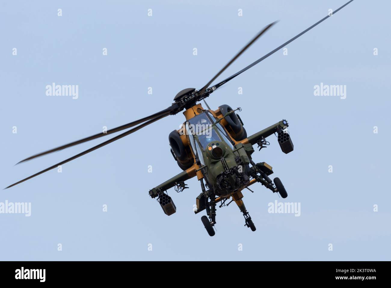 Turkish Aerospace Industries elicottero militare ATAK T129. TAI/AgustaWestland T129 ATAK elicottero di attacco multirale in volo a Farnborough 2022 Foto Stock