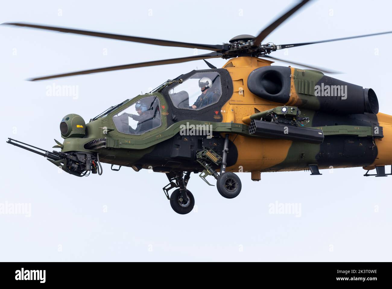 Turkish Aerospace Industries elicottero militare ATAK T129. TAI/AgustaWestland T129 ATAK elicottero di attacco multirale in volo a Farnborough 2022 Foto Stock