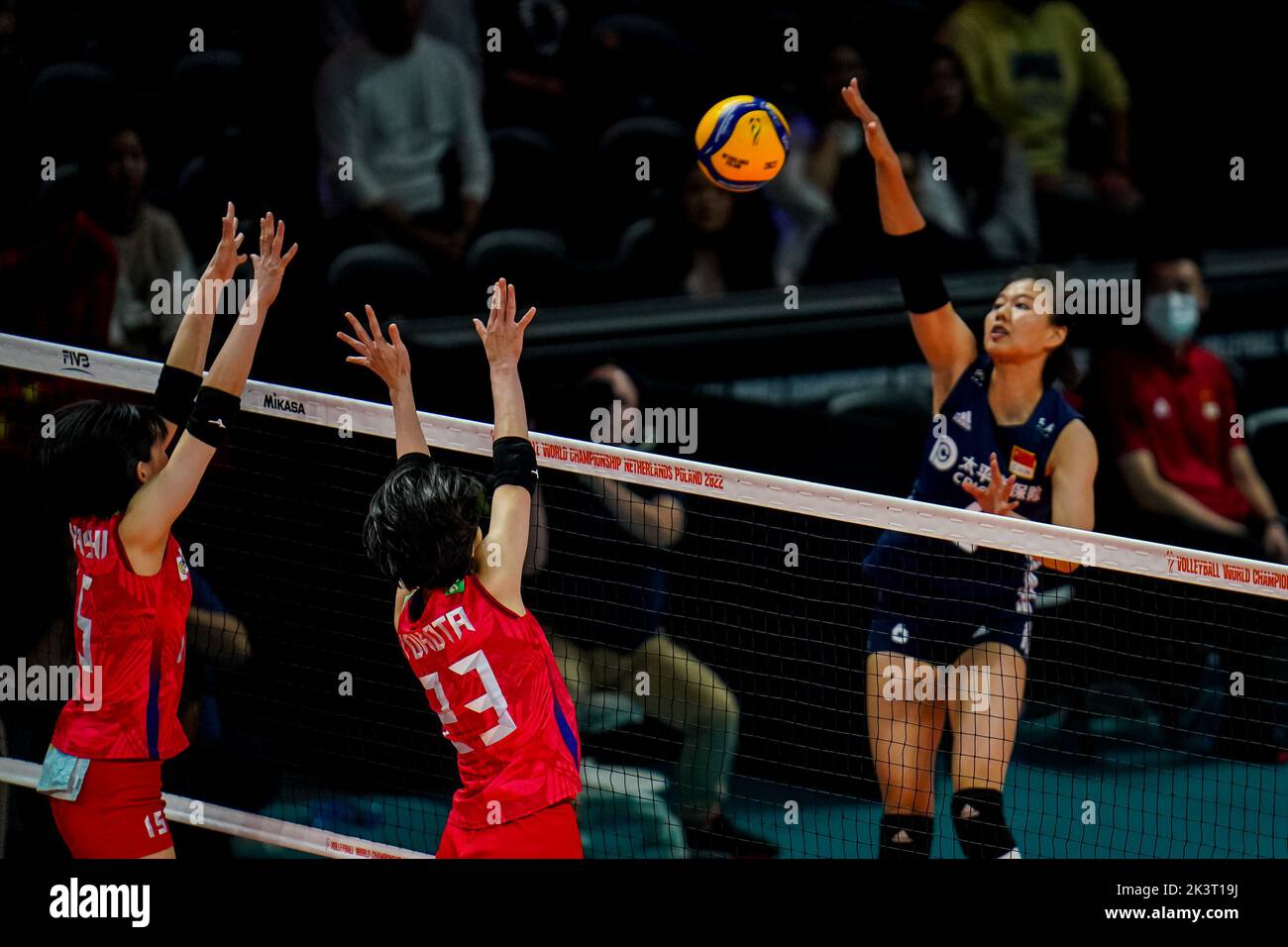 ARNHEM, PAESI BASSI - 28 SETTEMBRE: Xiangyu Gong of China punta la palla durante la partita di fase 1 della piscina D tra Cina e Giappone il giorno 6 del Campionato Mondiale di Volley FIVB 2022 al Gelredome il 28 settembre 2022 ad Arnhem, Paesi Bassi (Foto di Rene Nijhuis/Orange Pictures) Foto Stock