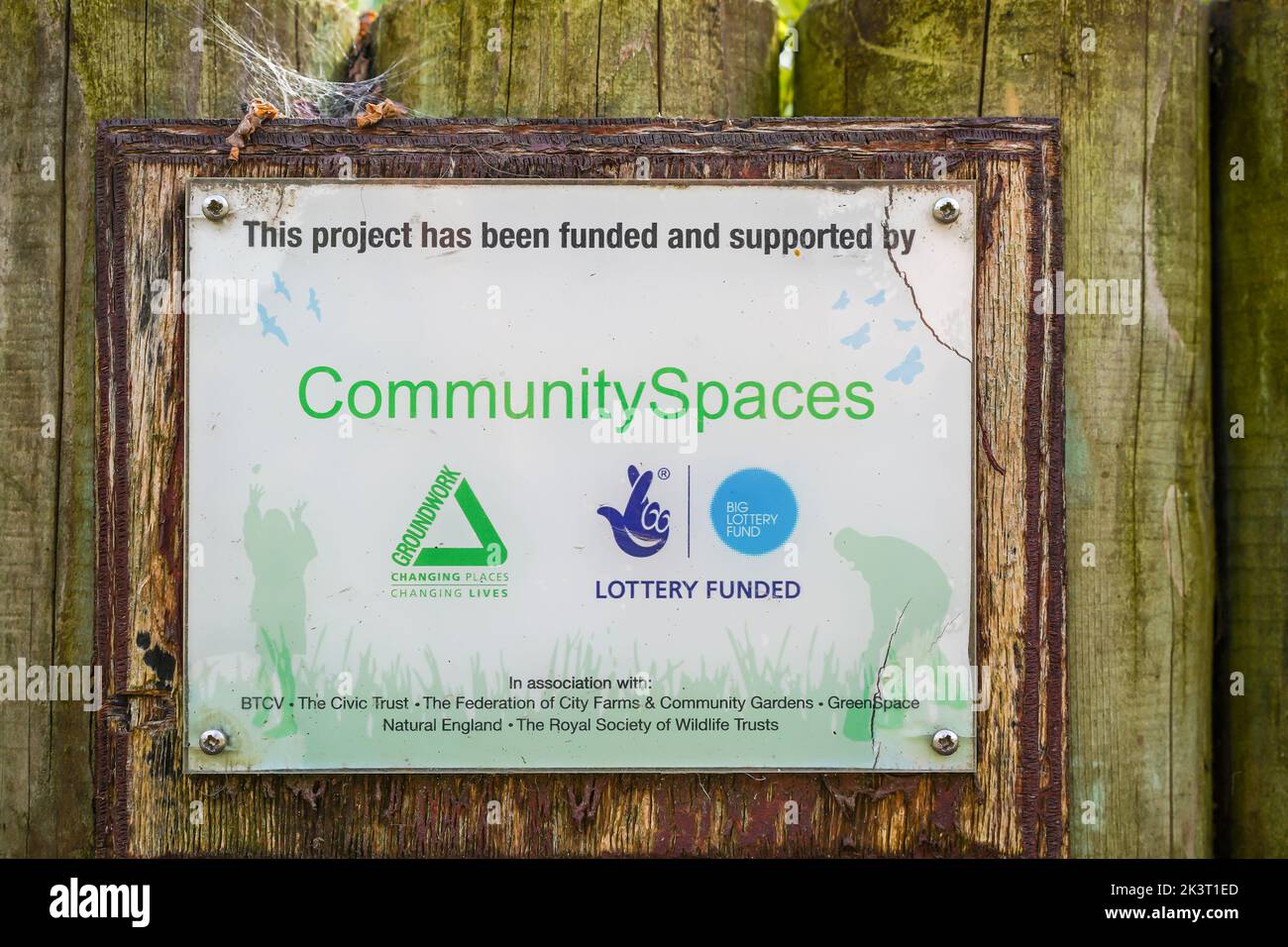 Comunità spazi giardino area segno, lotteria finanziato. Foto Stock
