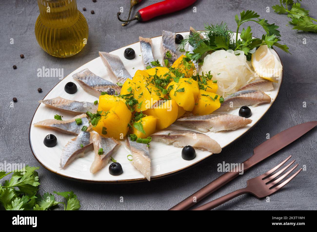 insalata di aringhe con patate e cipolle - una combinazione classica Foto Stock