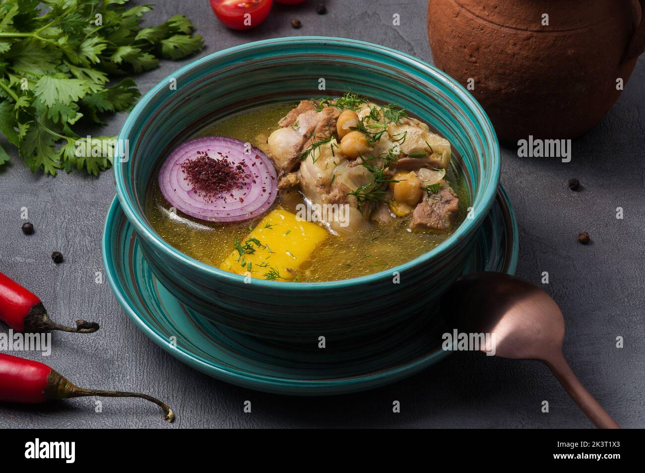 zuppa gustosa con agnello sull'osso, verdure e ceci Foto Stock