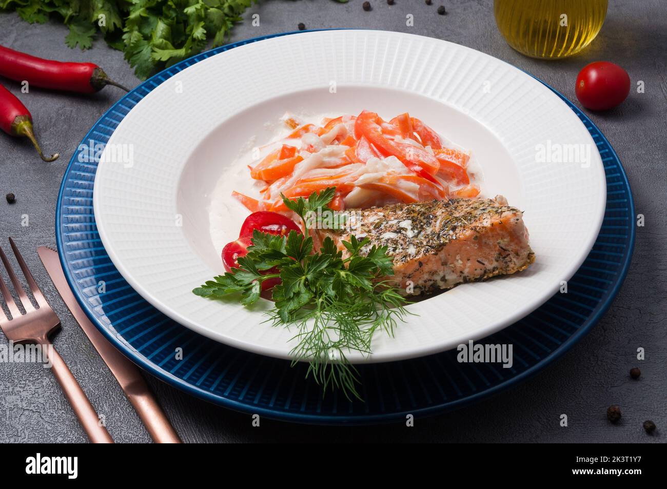 gustoso salmone con spezie, cotto con verdure in crema Foto Stock