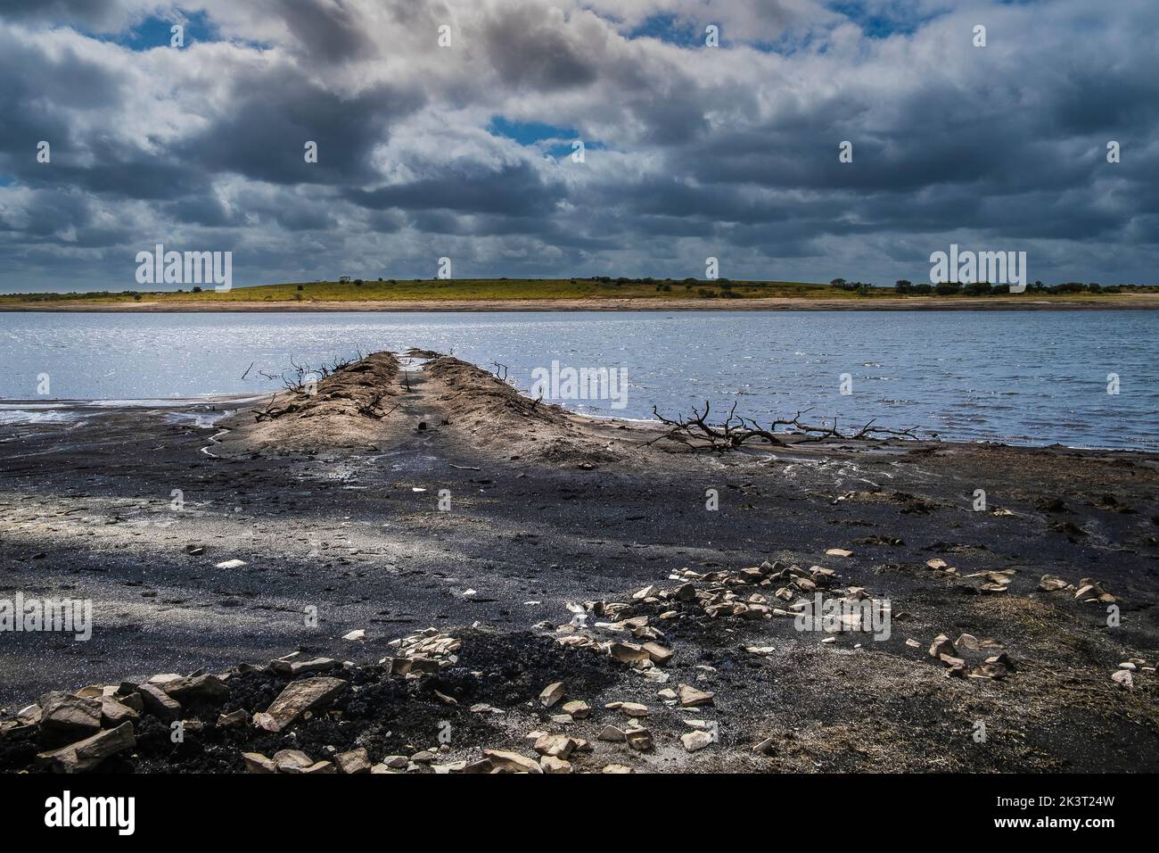 I resti di un vecchio percorso agricolo esposti dal calo dei livelli di acqua causato da condizioni di siccità gravi al lago Colliford Reservoir su Bodmin Moor a Cor Foto Stock