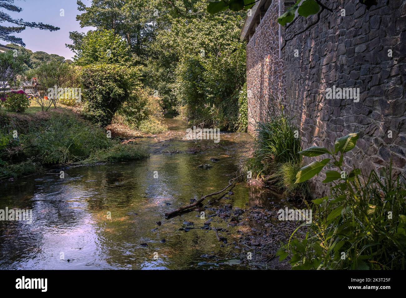 Il fiume Menalhyl che scorre attraverso il pittoresco villaggio di St Mawgan a Pydar in Cornovaglia in Inghilterra nel Regno Unito. Foto Stock