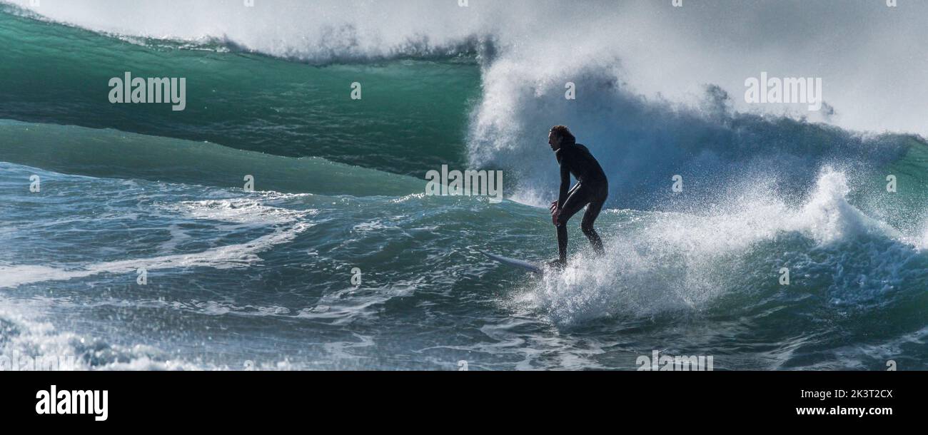 Un'immagine panoramica dell'azione di Surfing e delle grandi onde a Fistral a Newquay in Cornovaglia nel Regno Unito. Foto Stock