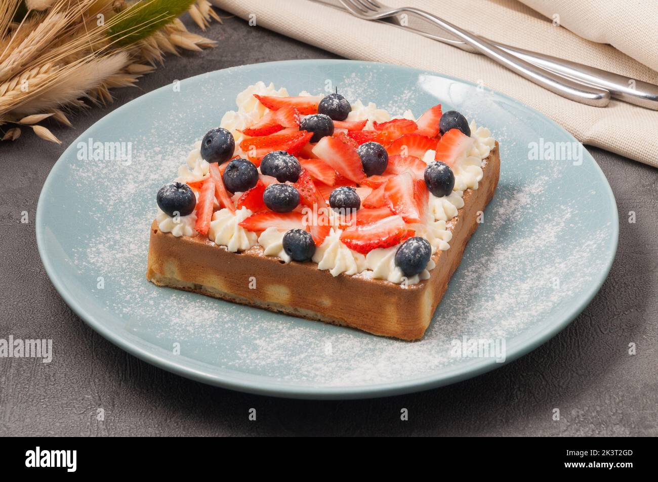 waffle viennesi dolci con fragole, mirtilli e crema di formaggio ricotta Foto Stock