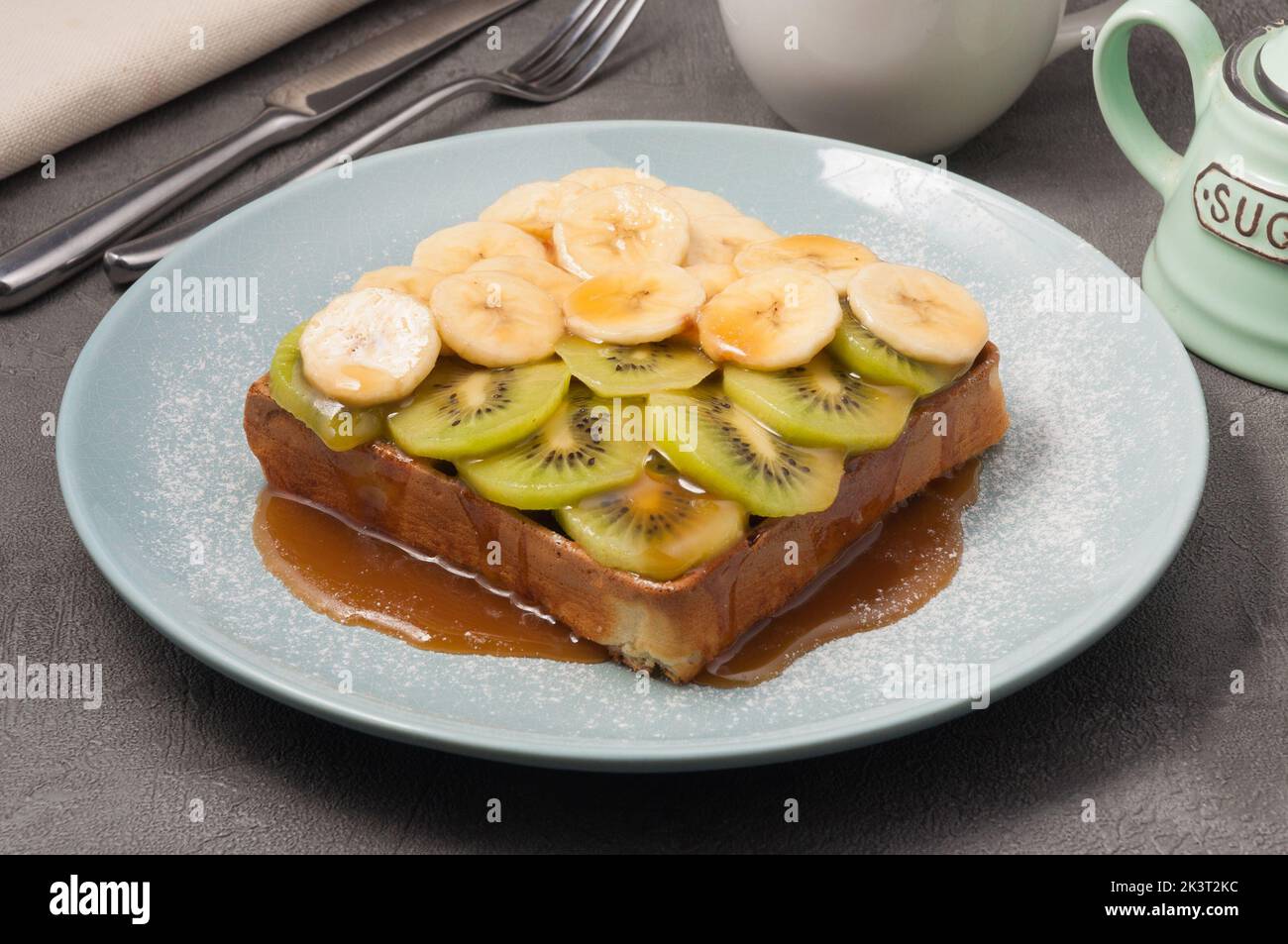 cialde dolce con kiwi e banana sgocciolato con sciroppo d'acero Foto Stock