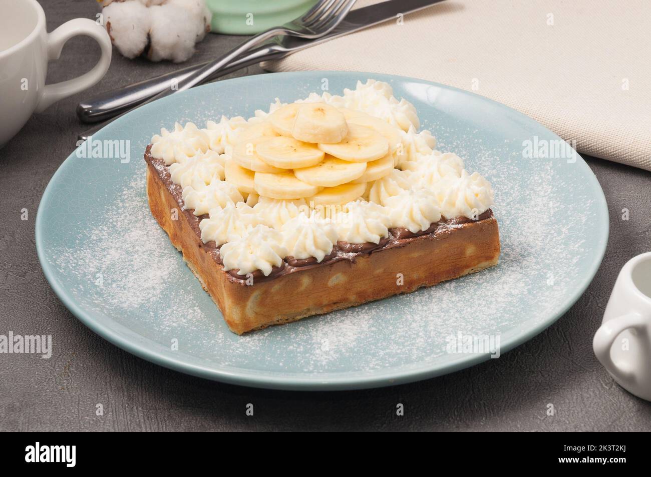 waffle dolci con banana, formaggio cremoso e pasta di cioccolato Foto Stock