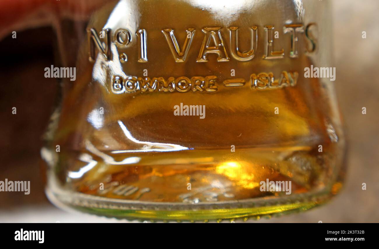 No1 Vaults, Whisky Islay, dettaglio bottiglia Bowmore, Scozia, Regno Unito Foto Stock