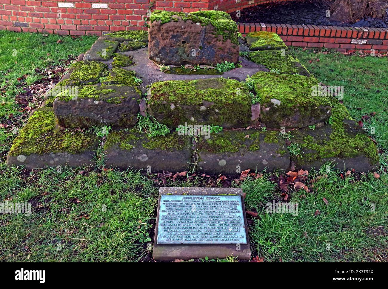 Appleton Cross rimane 1400 - 1420 e targa storica, Appleton Thorn, Warrington, Cheshire, Inghilterra, Regno Unito sulla strada per Stretton Foto Stock