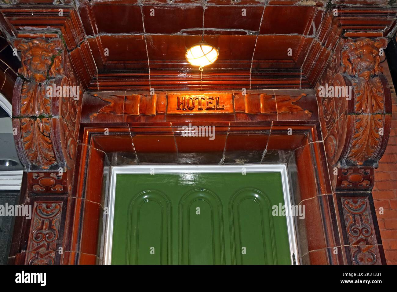 Ex-Railway Hotel, 686 Knutsford Road, Latchford Village, Warrington, Cheshire, Inghilterra, Regno Unito, WA4 1JW, ora Railway Court Hotel porta al crepuscolo Foto Stock