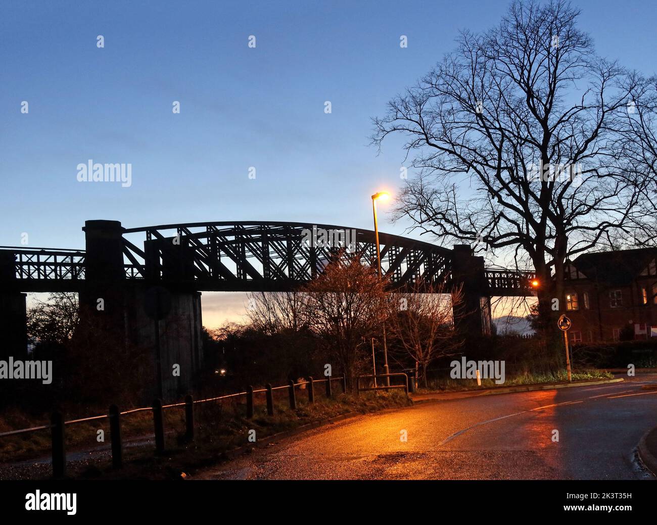 Latchford vecchio viadotto ferroviario disusato, attraversando il Manchester Ship Canal al Trans-Pennine Trail a South Warrington, Cheshire, Inghilterra, Regno Unito al crepuscolo Foto Stock