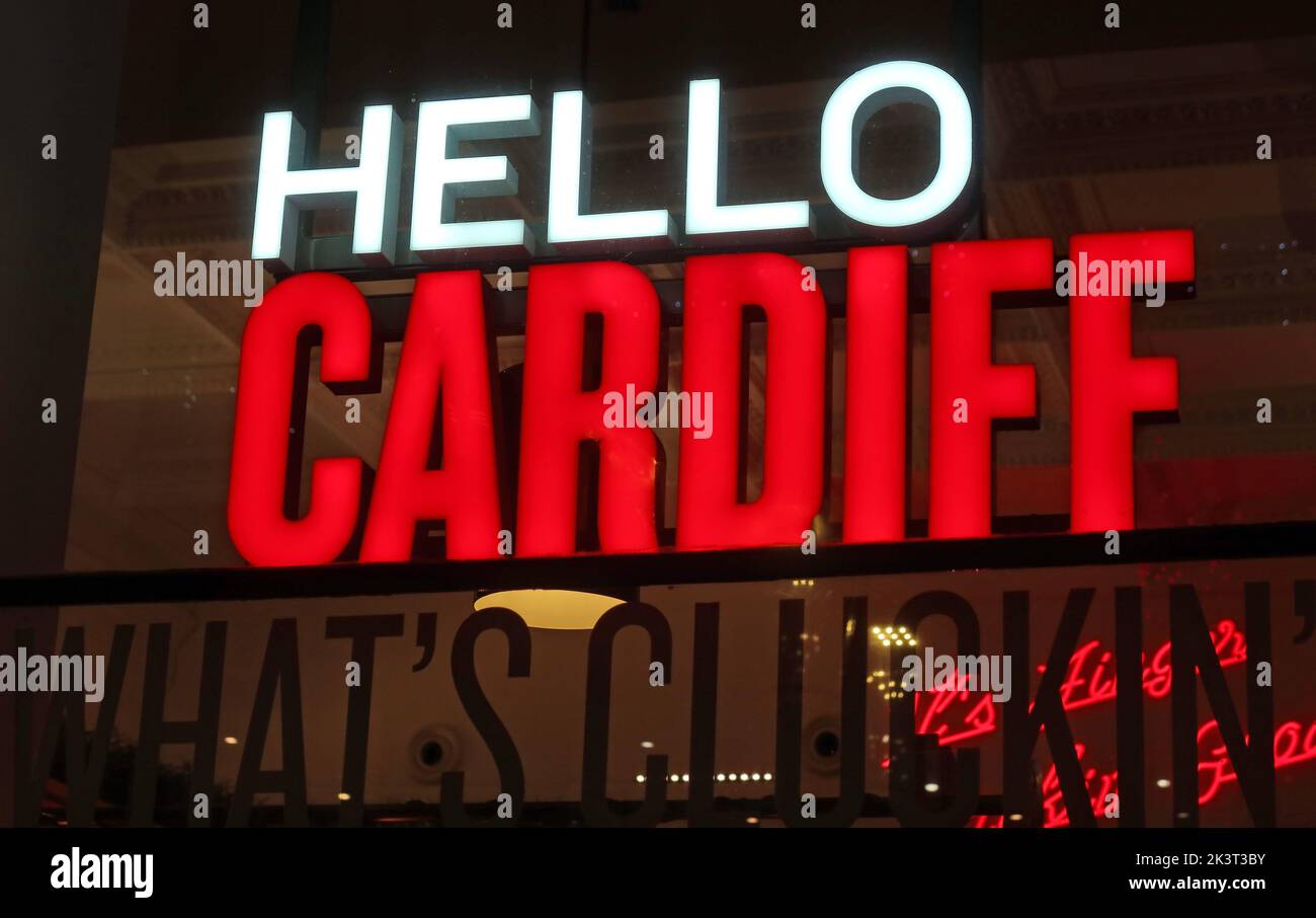 Ciao Cardiff, What's clucking, segno al neon rosso KFC, Kentucky Fried Chicken, centro città, Galles del Sud, Regno Unito Foto Stock