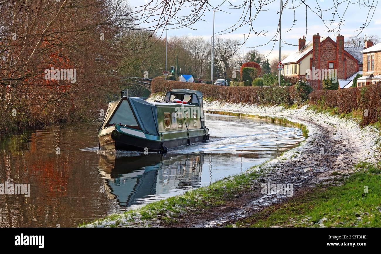 Giornata ghiacciata e innevata sul canale Bridgewater, con chiatte e barche, vicino a Stanny Lunt Bridge, Grappenhall, South Warrington, Cheshire, Inghilterra, REGNO UNITO, WA4 3EL Foto Stock