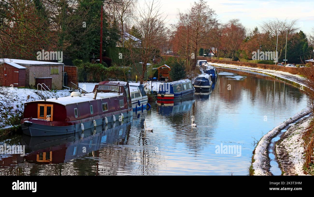Giornata ghiacciata e innevata sul canale Bridgewater, con chiatte e barche, vicino a Stanny Lunt Bridge, Grappenhall, South Warrington, Cheshire, Inghilterra, REGNO UNITO, WA4 3EL Foto Stock