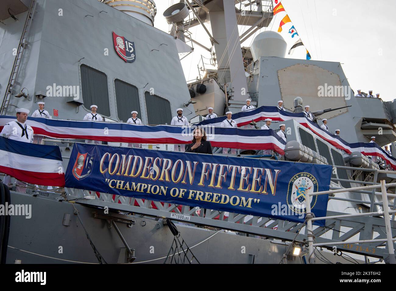Yokosuka, Giappone. 28 Settembre 2022. Il Vice Presidente degli Stati Uniti Kamala Harris, è l'inno nazionale a bordo del cacciatorpediniere missilistico guidato di classe Arleigh Burke USS Howard durante una visita alla flotta attività Yokosuka, 28 settembre 2022 a Yokosuka, Giappone. Foto Stock