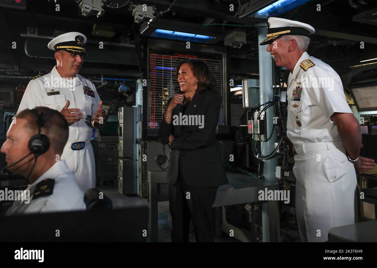 Yokosuka, Giappone. 28 Settembre 2022. U.S Navy CMdR. Travis Montplaisir, a sinistra, comandante ufficiale di Arleigh Burke-classe cacciatorpediniere missile guidato USS Howard dà il Vice Presidente Kamala Harris e Vice ADM. Karl Thomas, Right, Commander, U.S. 7th Fleet, un tour del centro informazioni di combattimento a bordo durante una visita alla flotta attività Yokosuka, 28 settembre 2022 a Yokosuka, Giappone. Foto Stock