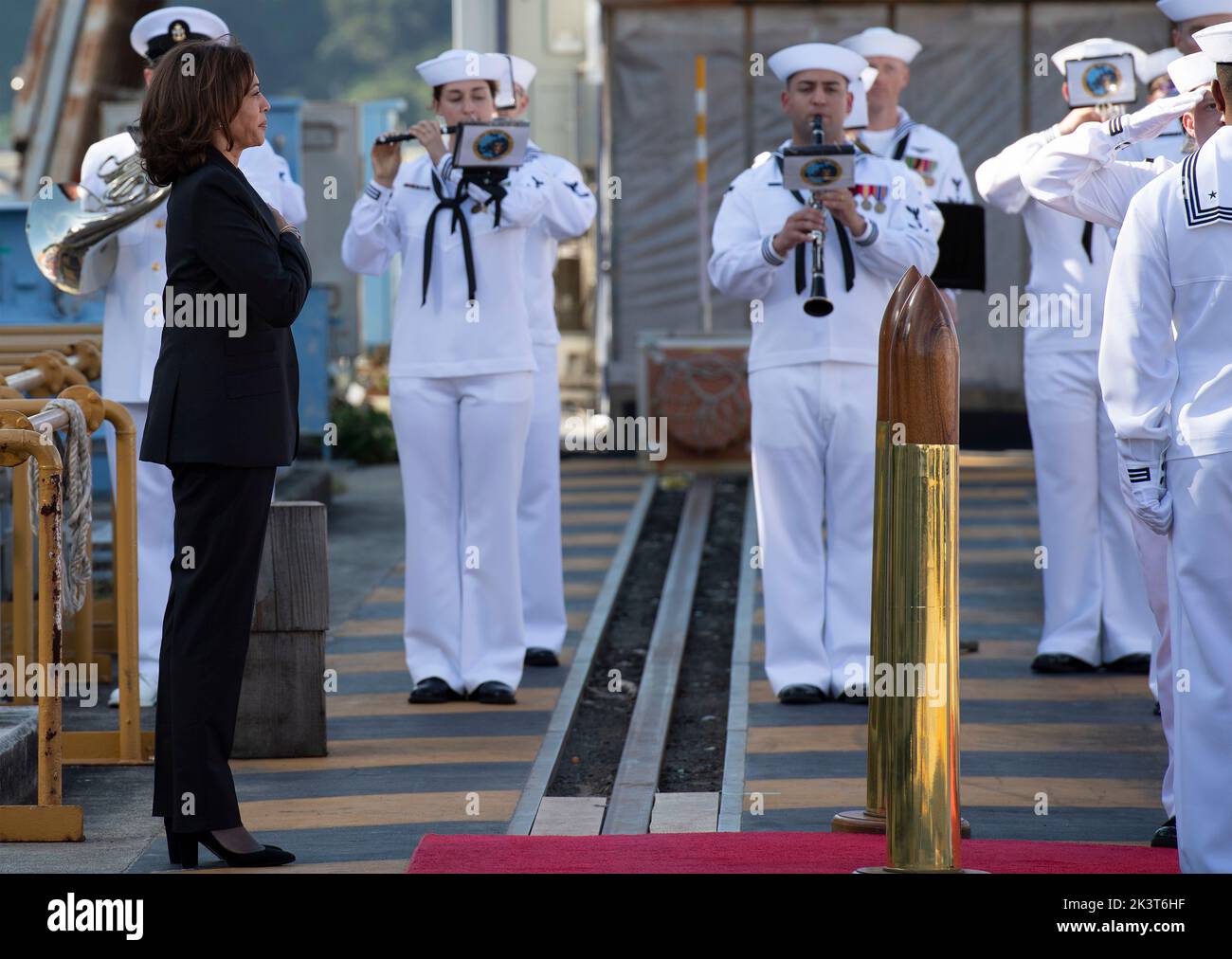 Yokosuka, Giappone. 28 Settembre 2022. Il Vice Presidente degli Stati Uniti Kamala Harris, è l'inno nazionale a bordo del cacciatorpediniere missilistico guidato di classe Arleigh Burke USS Howard durante una visita alla flotta attività Yokosuka, 28 settembre 2022 a Yokosuka, Giappone. Foto Stock