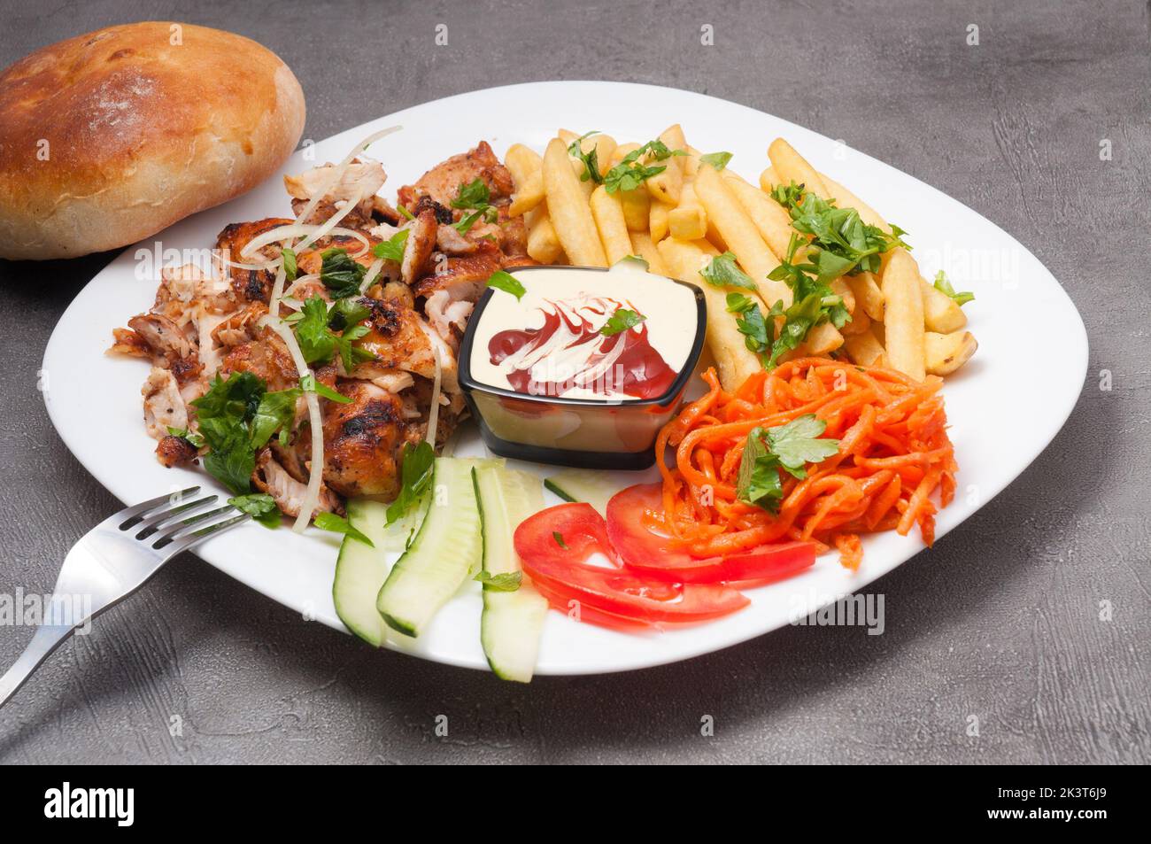 gustoso kebab doner o shawarma su un piatto con patatine fritte Foto Stock