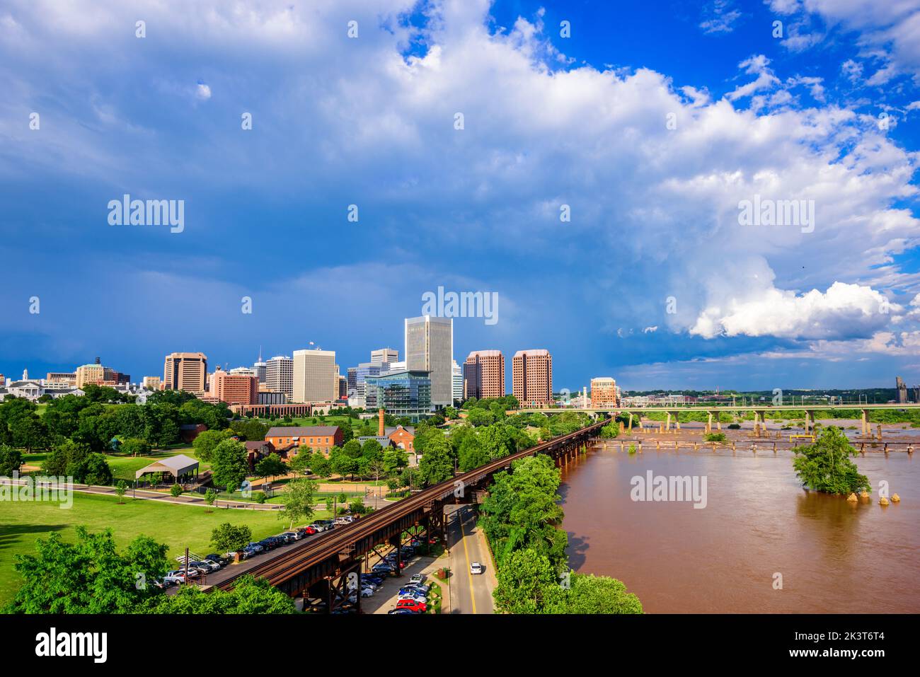 Richmond, Virginia, USA, parco e skyline del centro sul fiume James. Foto Stock