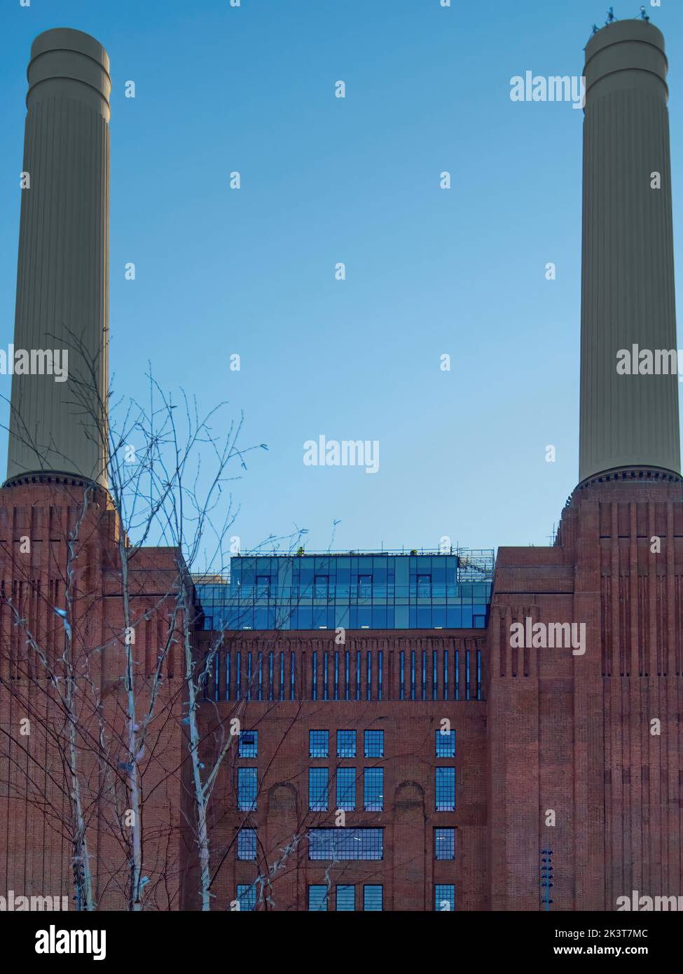 La familiare forma art deco della centrale elettrica di Battersea, recentemente rinnovata, in forte luce solare-e-ombra invernale, contro un cielo blu luminoso. Foto Stock