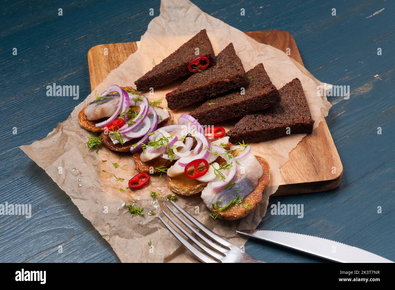 gustose aringhe con patate, pane nero e peperoncino Foto Stock