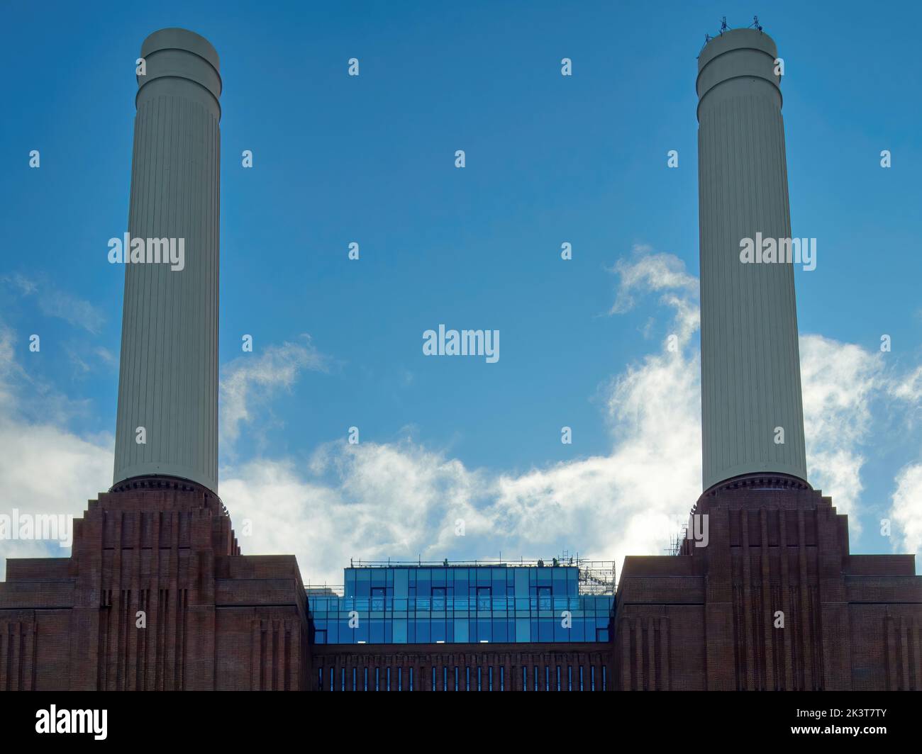 La familiare forma art deco della centrale elettrica di Battersea, recentemente rinnovata, in forte luce solare-e-ombra invernale, contro un cielo blu luminoso. Foto Stock