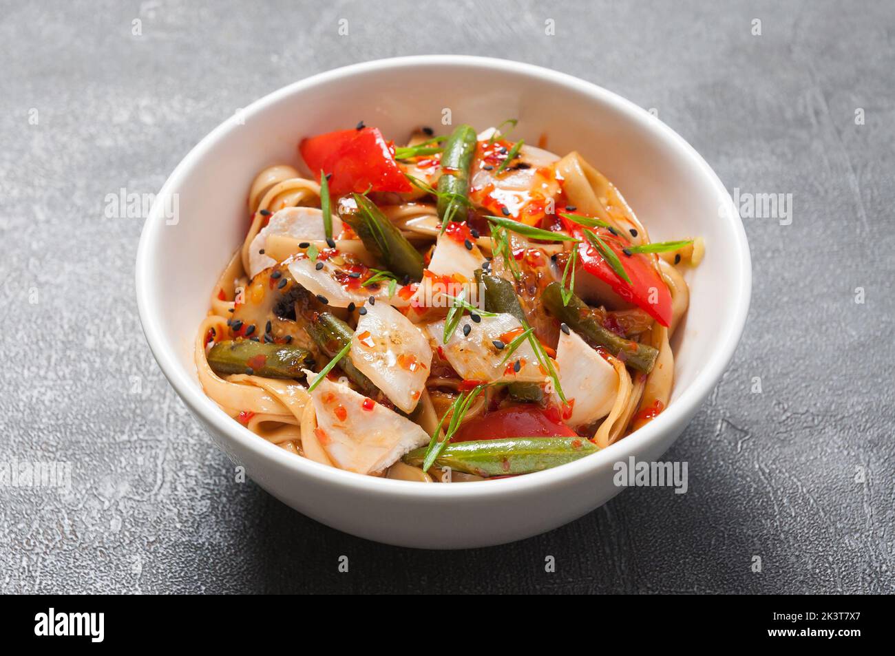 gustoso udon con pollo e verdure in salsa agrodolce Foto Stock