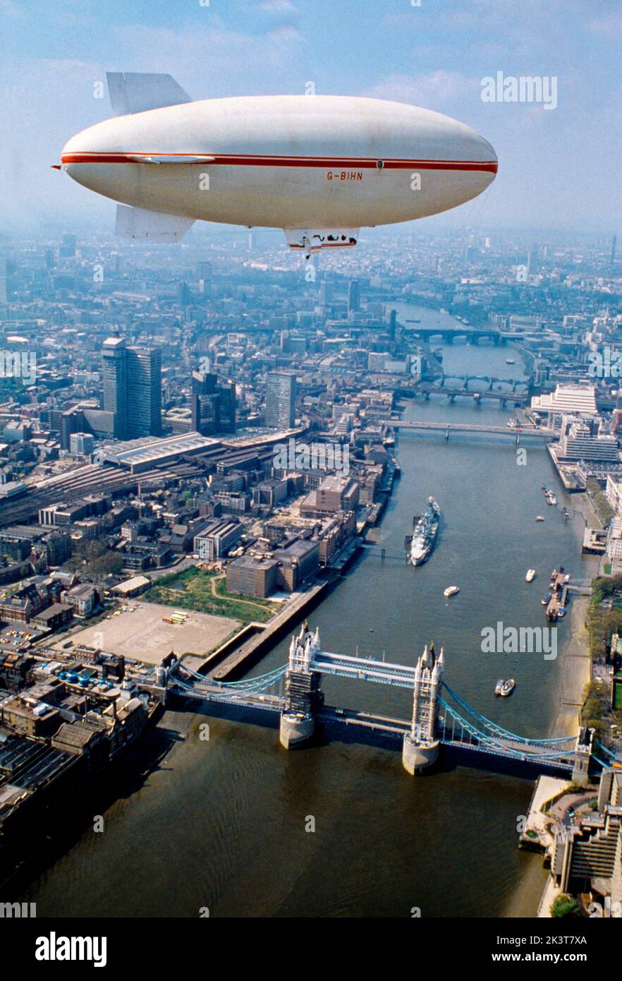Nave aerea sul Tamigi nel London Tower Bridge Foto Stock