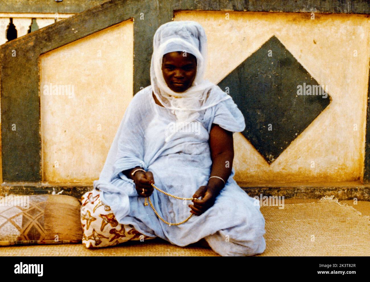 Dakar Senegal Donna seduta a terra con Beads di preghiera in moschea Foto Stock