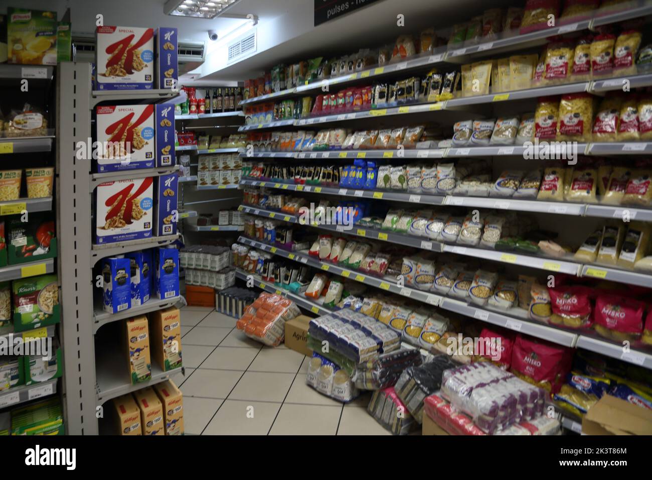 Scaffali impilati con pacchetti di cereali, cereali e legumi mercato supermercato ad Atene Grecia Foto Stock